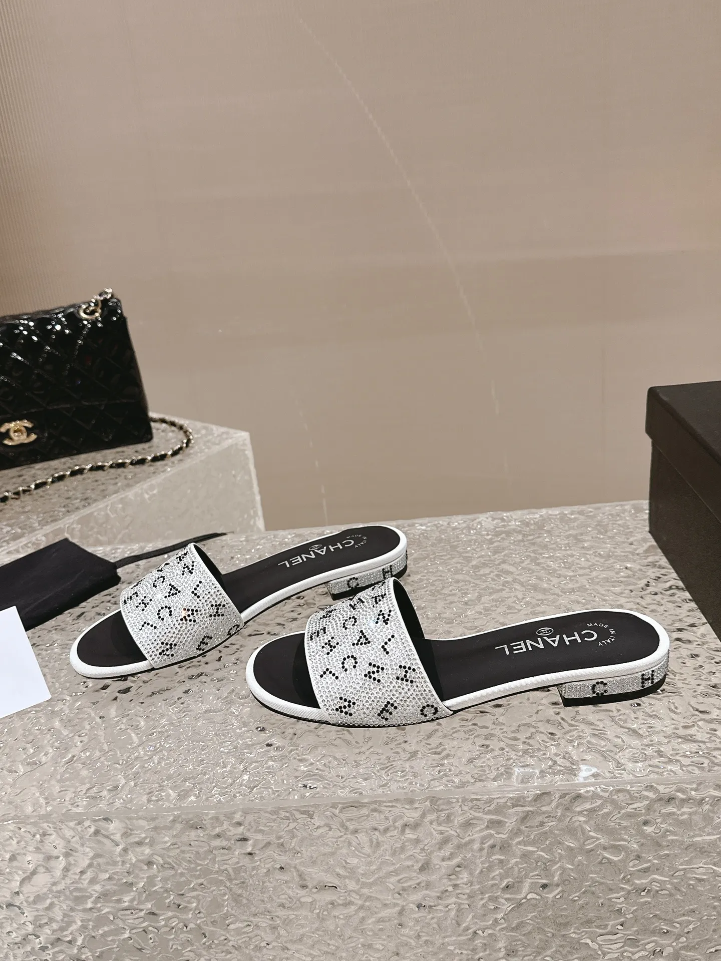 👟👟Ex-factory price 440👟👟 Xiaoxiang Chanel rhinestone slippers with large black rhinestone letters, these really blingbling slippers are full of diamonds. They are both classic and artistic, and can be styled according to your daily style. The characteristic is that the hot diamonds are particularly shiny. They are made with heavy craftsmanship and are not easy to fall off. They have the sexy temperament of celebrities and are versatile. Color: black white 35-41